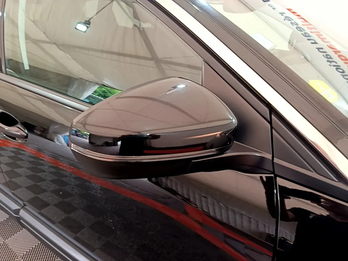 Gros plan sur le rétroviseur côté gauche noir brillant du Peugeot 3008 BlueHDi 130 S&S ACTIVE BUSINESS 2019.