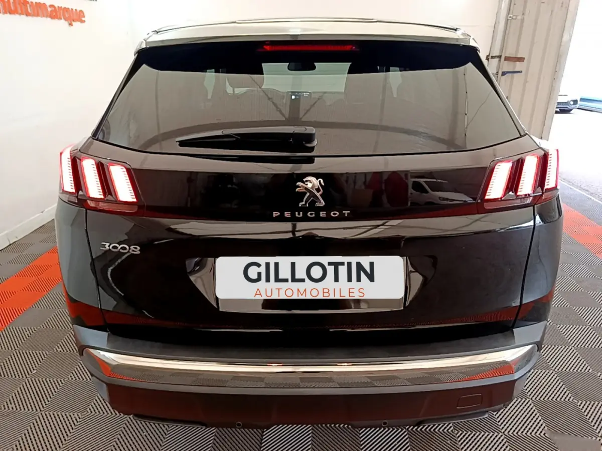 Vue arrière d'un Peugeot 3008 noir avec feux arrière LED distinctifs et logo central sur hayon.