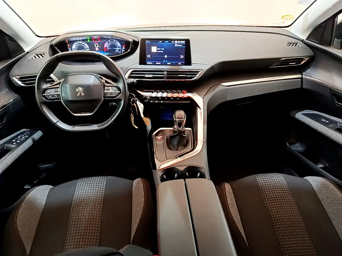 Intérieur noir du Peugeot 3008 2019, vue de face sur le volant cuir, tableau de bord numérique et écran tactile central.