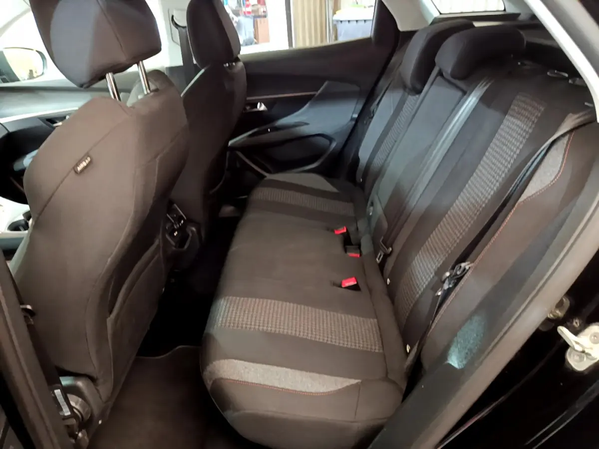Vue intérieure côté droit montrant la banquette arrière noire du Peugeot 3008 BlueHDi 130 S&S Active Business 2019.