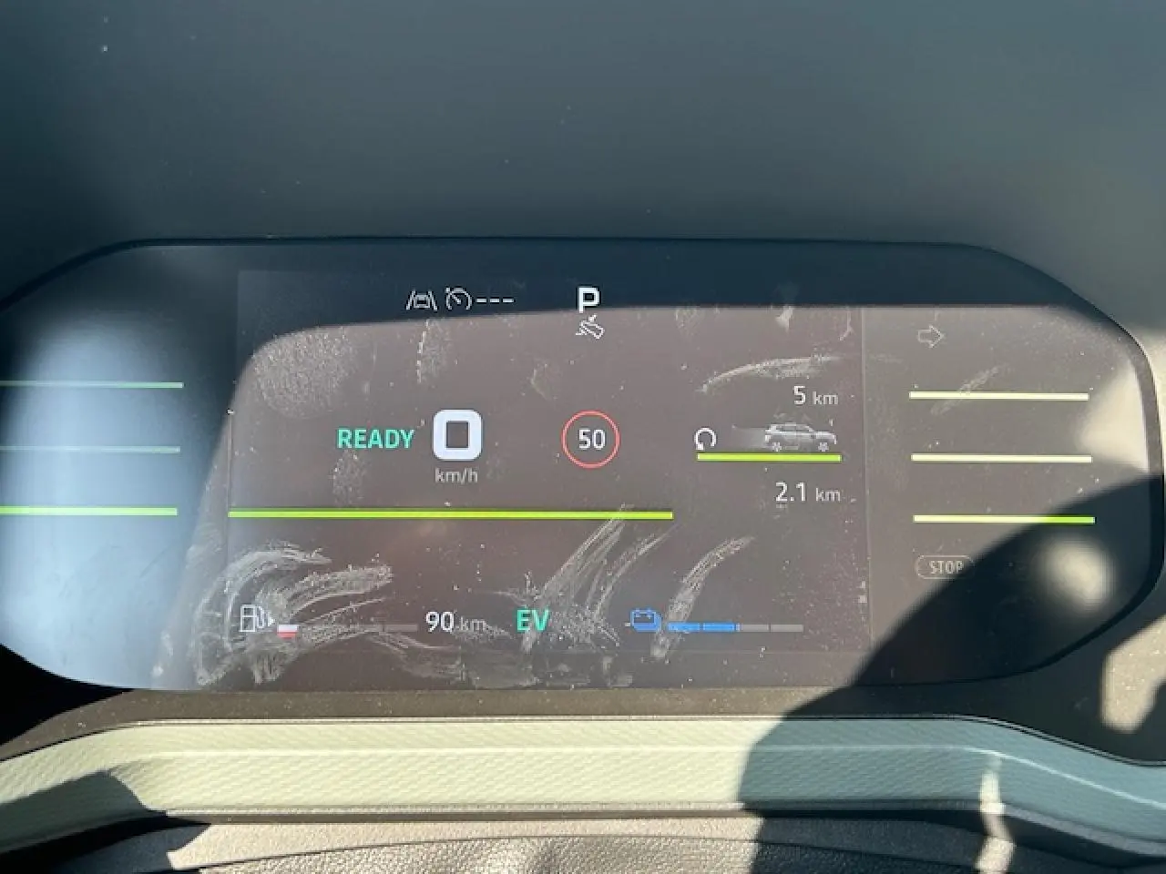 Tableau de bord digital du Dacia Duster III 1.6 Hybrid 140 en vue frontale avec affichage de vitesse et autonomie.