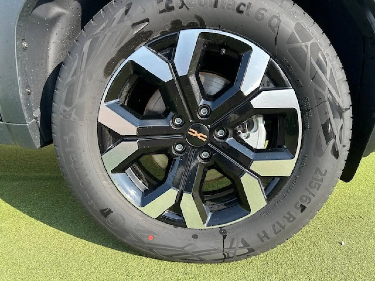 Gros plan sur la jante alliage 17 pouces Tergan semi-diamantée noire et argentée du Dacia Duster kaki dusty.