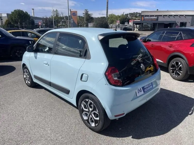 Renault Twingo III bleu dragée vue 3/4 arrière droit, avec jantes distinctives et toit noir brillant.