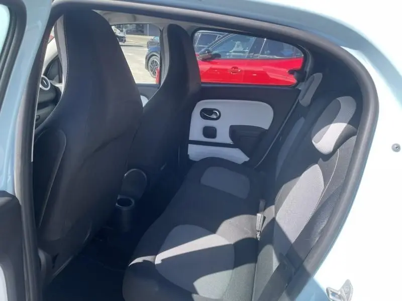 Vue intérieure côté droit des sièges arrière de la Renault Twingo III bleu dragée avec garnitures noires et grises.