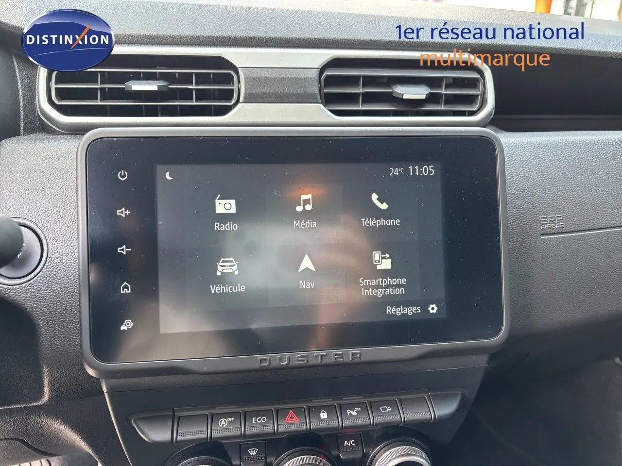 Écran tactile central du tableau de bord du Dacia Duster noir 2024, vue frontale rapprochée.
