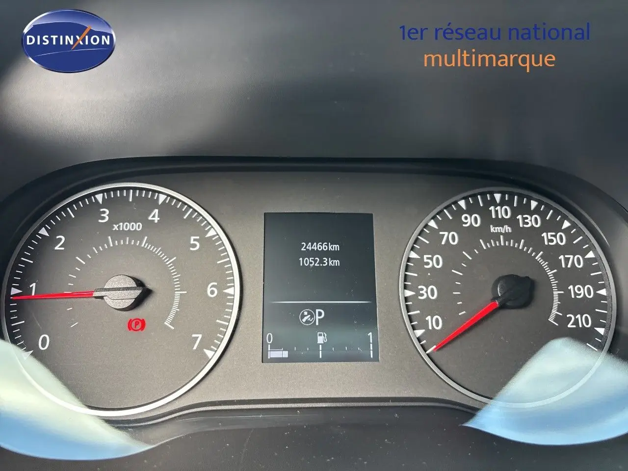 Tableau de bord du Dacia Duster 2024 noir, affichant le compteur de vitesse et le compte-tours en vue frontale.