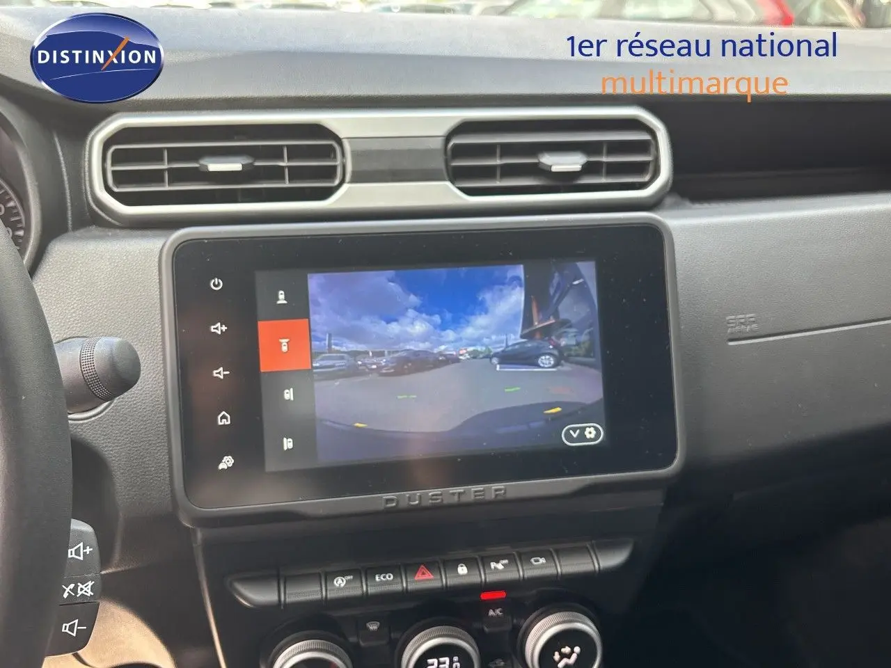 Vue intérieure du tableau de bord du Dacia Duster noir 2024, écran tactile affichant la caméra de recul.