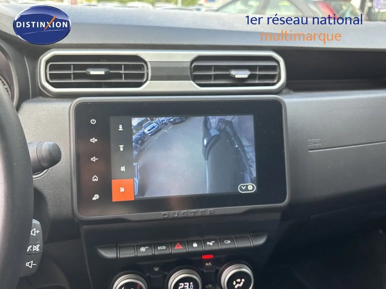 Vue intérieure du tableau de bord du Dacia Duster noir 2024, écran tactile affichant la caméra 360° en marche.
