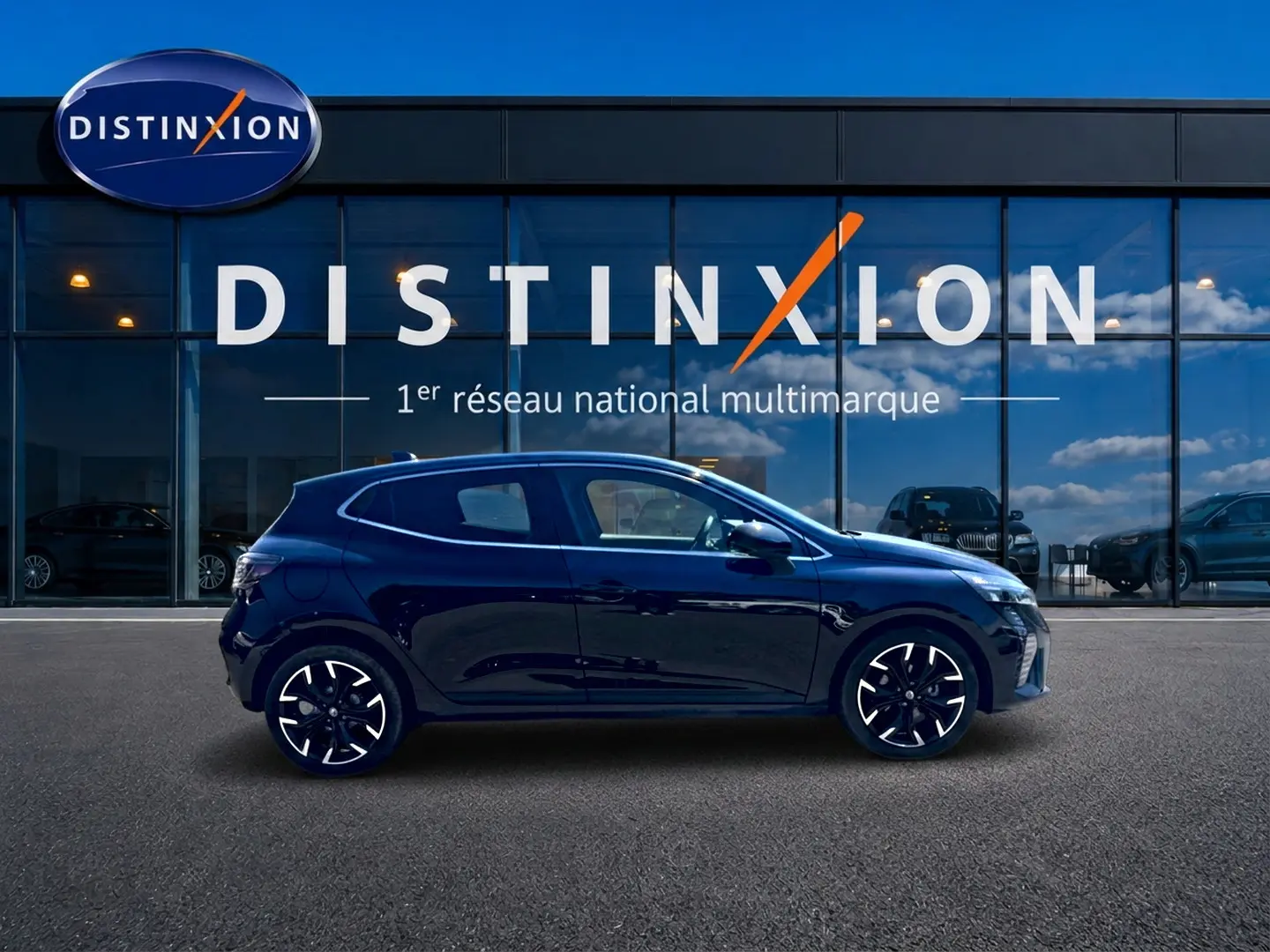 Profil côté gauche d'une Renault Clio V noire 2025, avec jantes alliage et lignes dynamiques visibles.