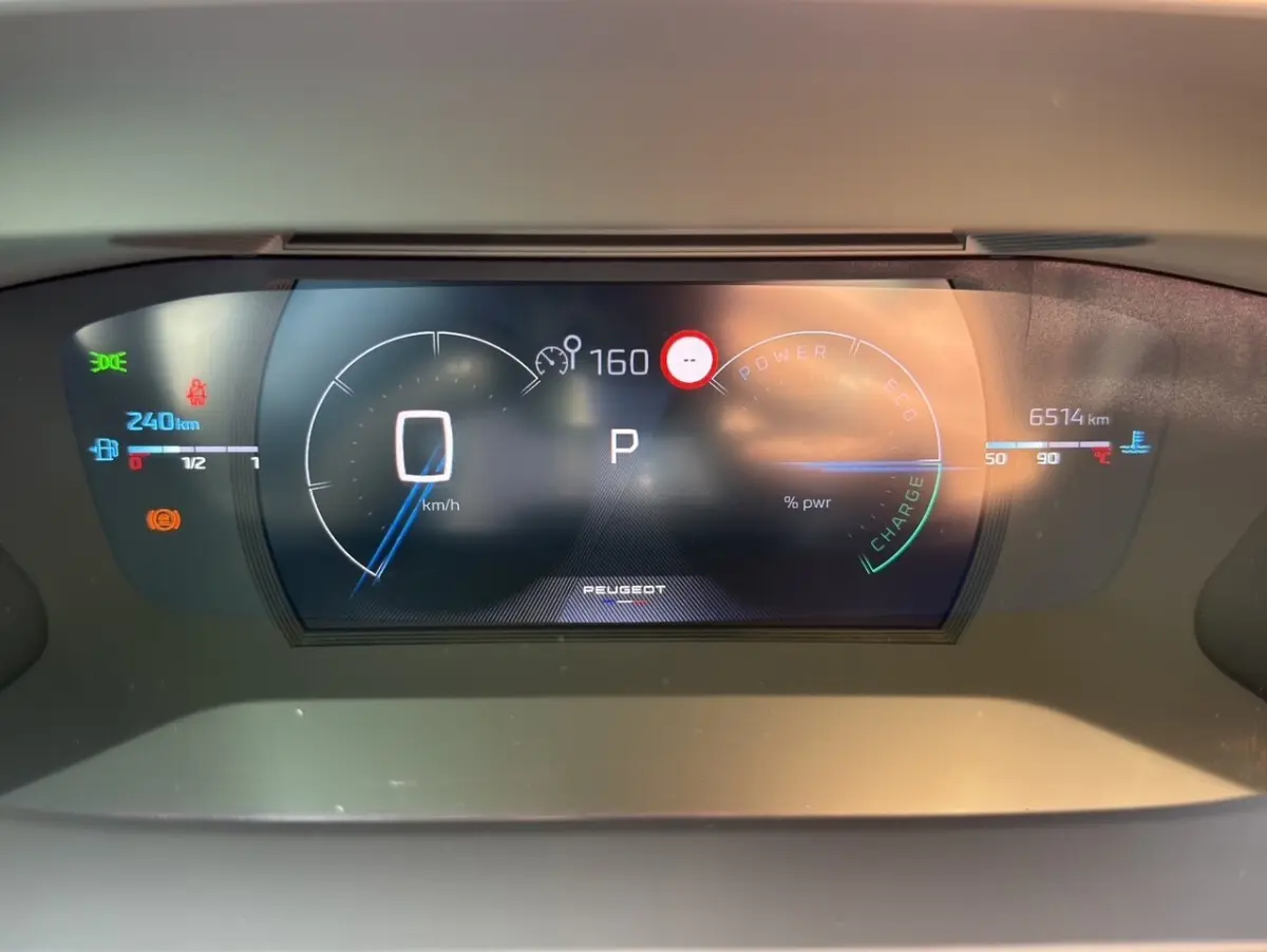 Tableau de bord numérique du Peugeot 2008 Hybrid 145 e-DCS6 GT affichant vitesse, autonomie et température moteur.