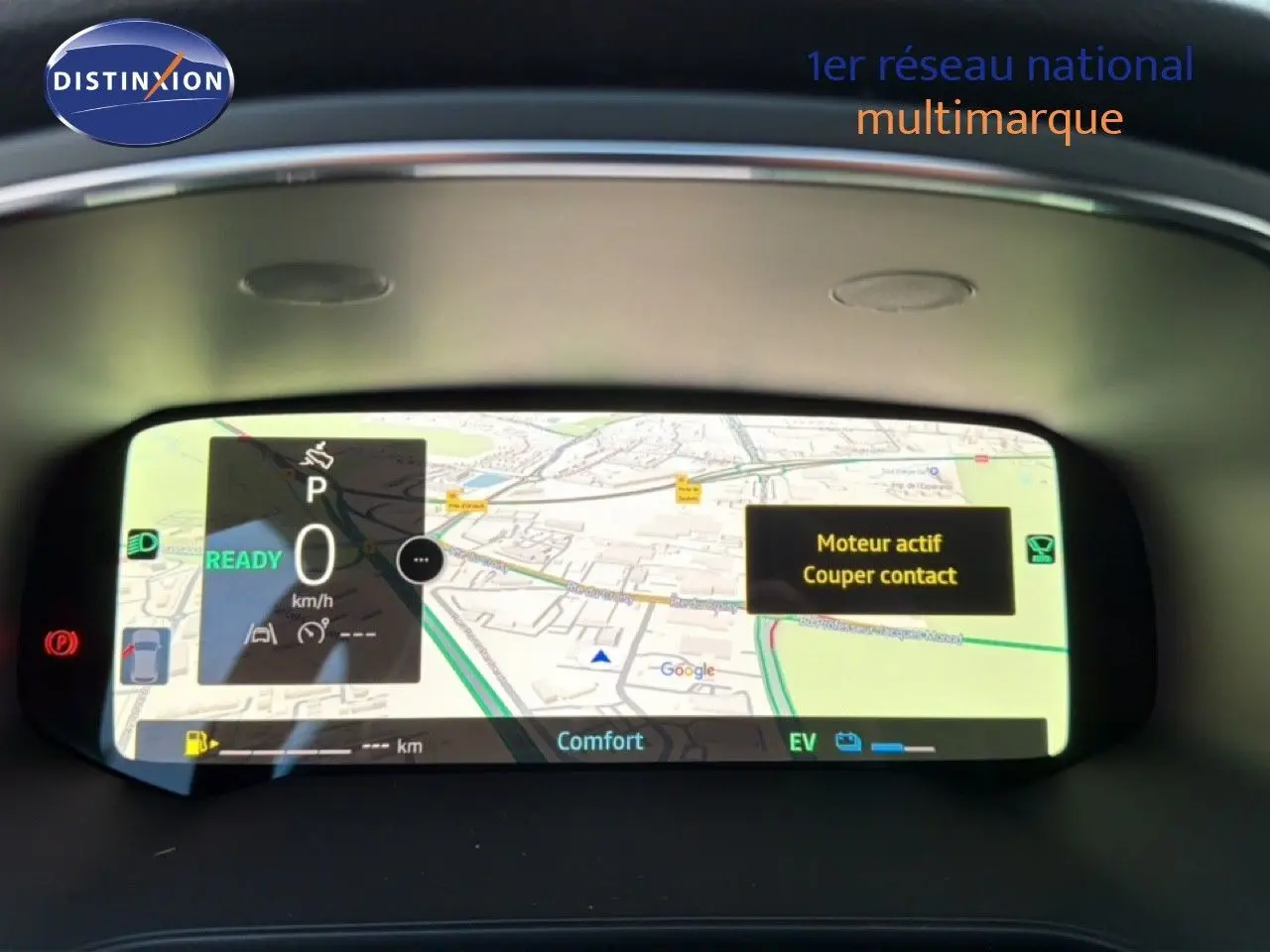 Tableau de bord numérique du Renault Captur 2025 affichant la navigation et l'état moteur, vue frontale rapprochée.