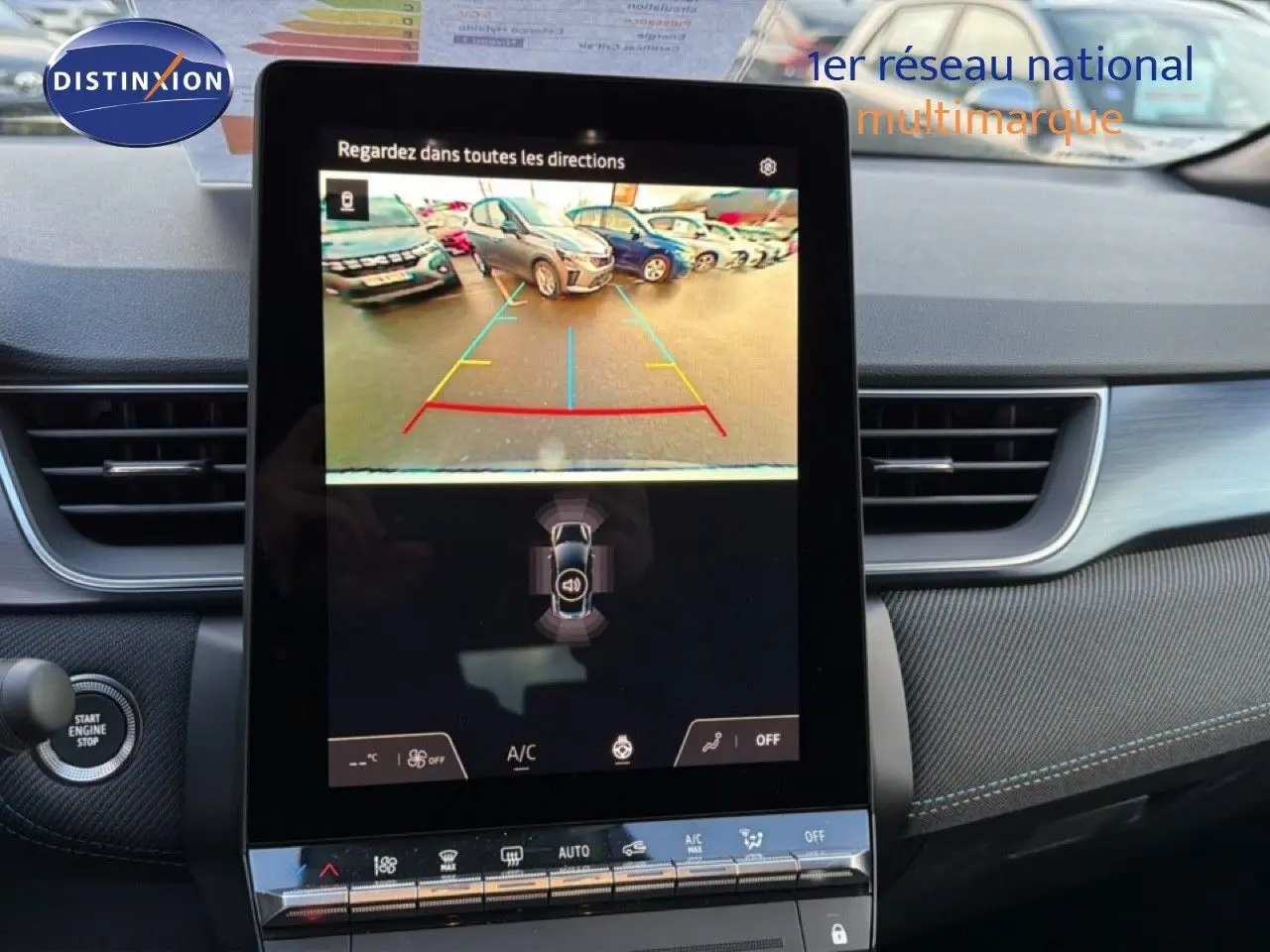 Écran central du Renault Captur 2025 montrant la caméra de recul, intérieur avec finitions gris et noir.