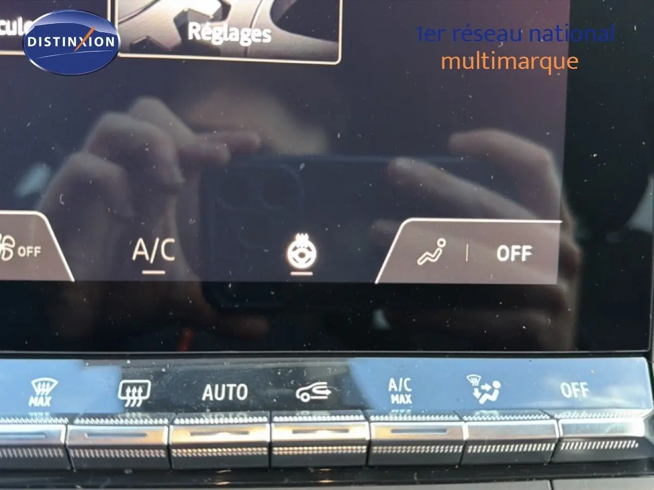 Gros plan sur la console centrale du Renault Captur 2025, montrant les commandes de climatisation et d’aération.
