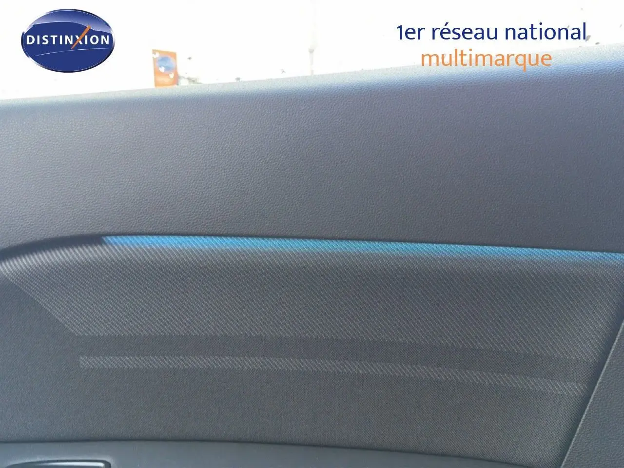 Vue latérale du Renault Captur blanc nacré avec toit gris, mettant en valeur ses lignes modernes et jantes 19 pouces bicolores.