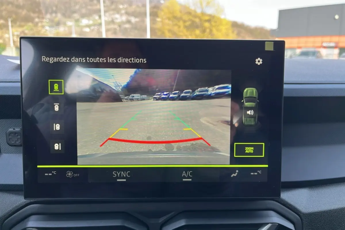 Écran tactile intérieur montrant la caméra multiview du Dacia Bigster Hybrid 155 Expression Plus, vue arrière en parking.
