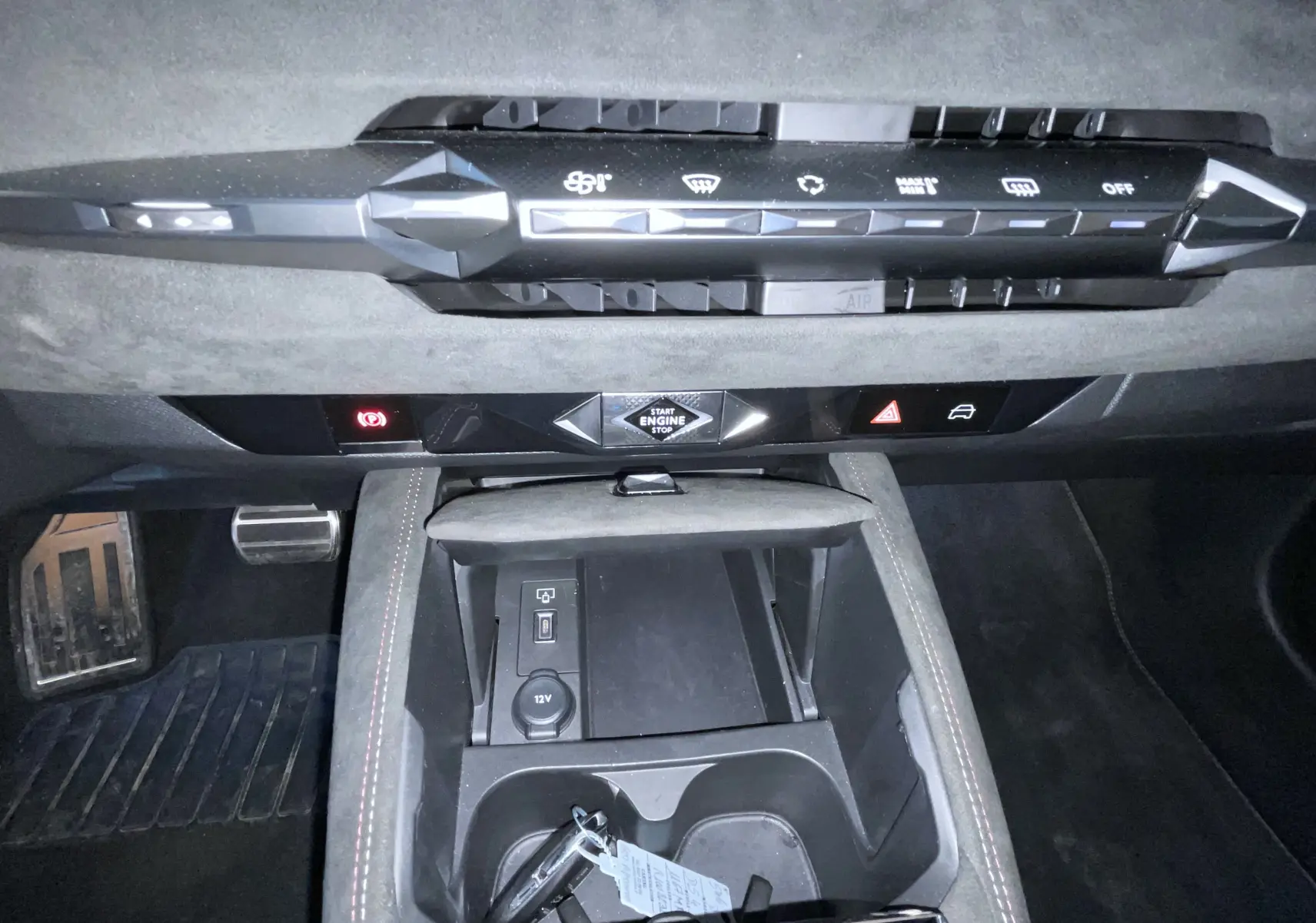 Vue rapprochée de la console centrale du DS4 2024, mettant en valeur les commandes tactiles et le rangement noir élégant.