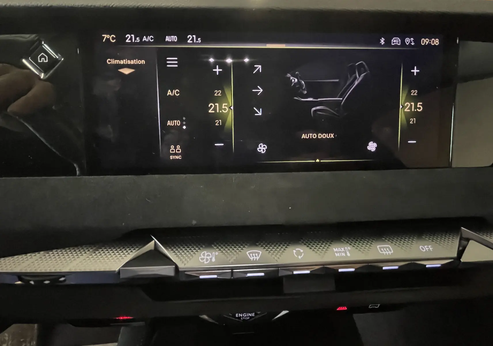 Tableau de bord du DS4 2024 avec écran tactile de climatisation et commandes en finition Performance Line.