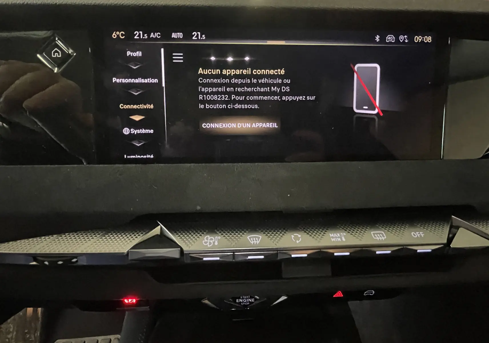 Tableau de bord de DS4 2024 avec écran tactile affichant la connectivité, boutons climatisation et démarrage moteur.