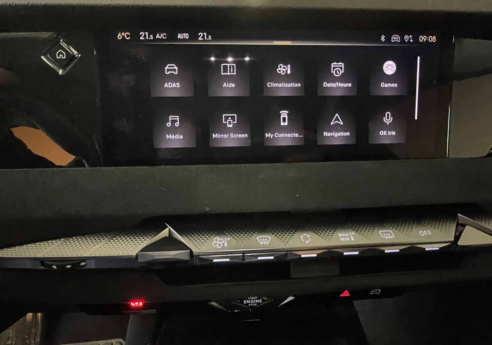 Écran tactile central du tableau de bord du DS4 2024 avec interface multimédia et commandes climatisation visibles.