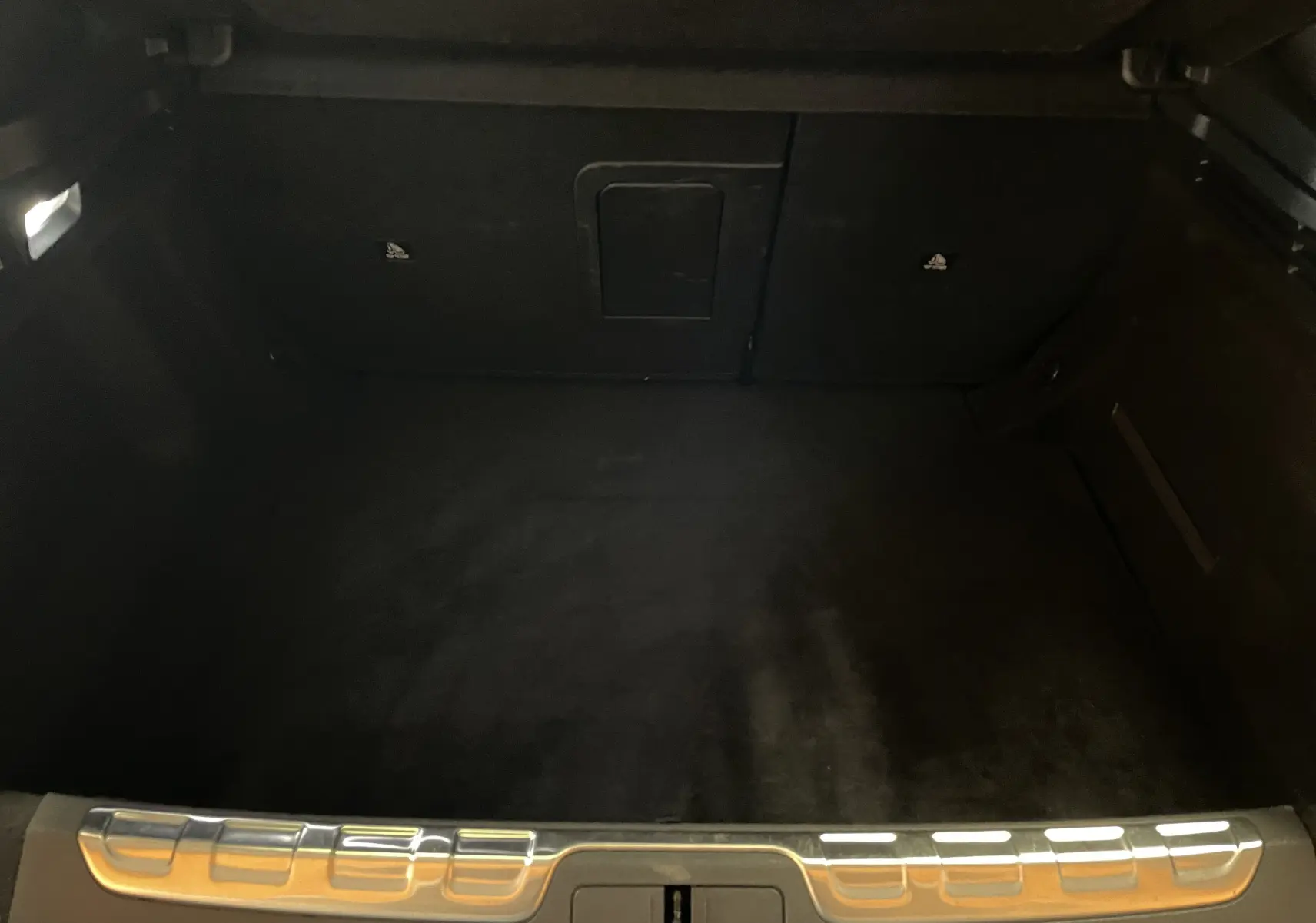 Coffre spacieux du DS4 gris platinium, vue intérieure arrière avec seuil de chargement en métal brossé.