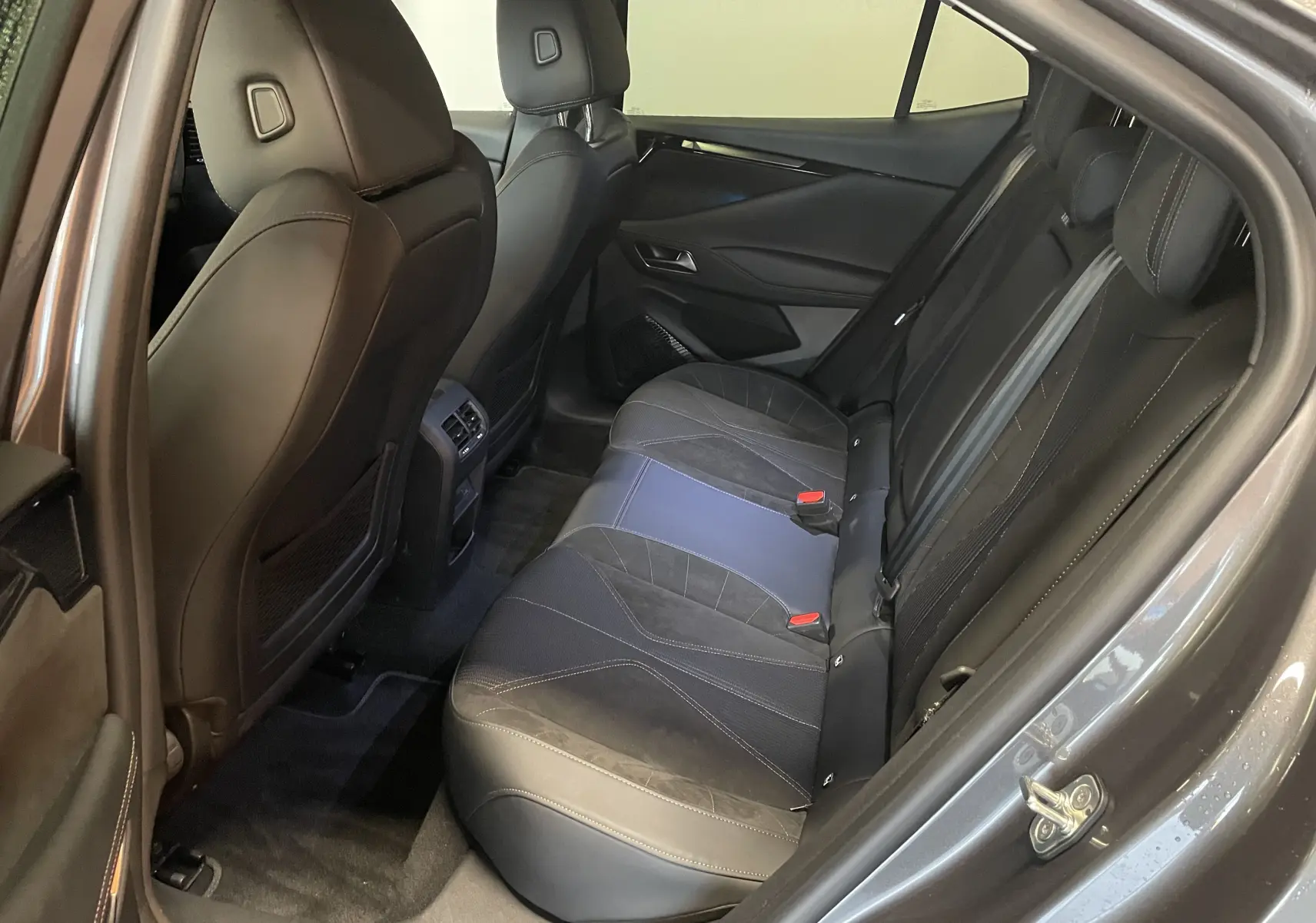 Vue intérieure côté droit des sièges arrière en tissu tressé Basalte et Alcantara du DS4 gris platinium 2024.