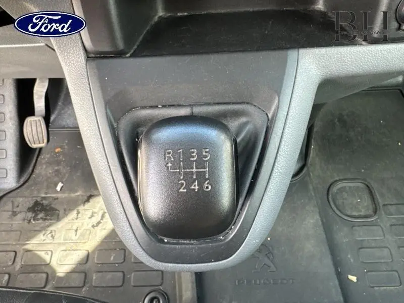 Le levier de vitesses manuel noir du Peugeot Expert Fourgon blanc, vu de dessus avec la grille des rapports visible.