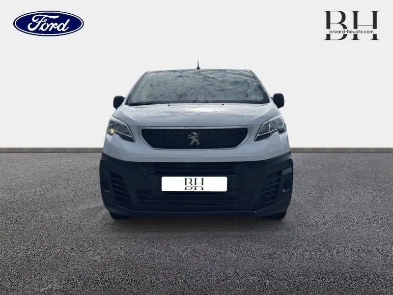Vue de face du Peugeot Expert Fourgon blanc Banquise avec calandre noire et logo lion central bien visible.