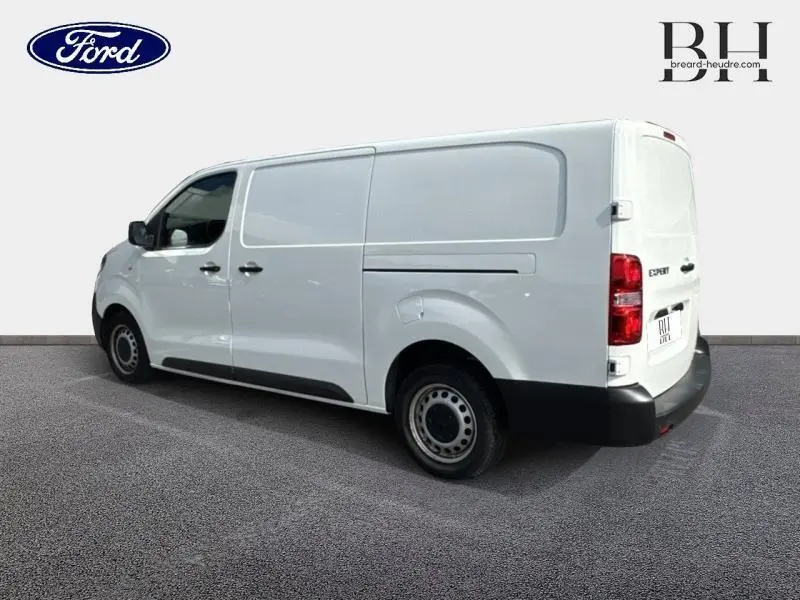 Vue 3/4 arrière droite d'un Peugeot Expert Fourgon blanc Banquise avec double portes arrière et porte latérale droite.