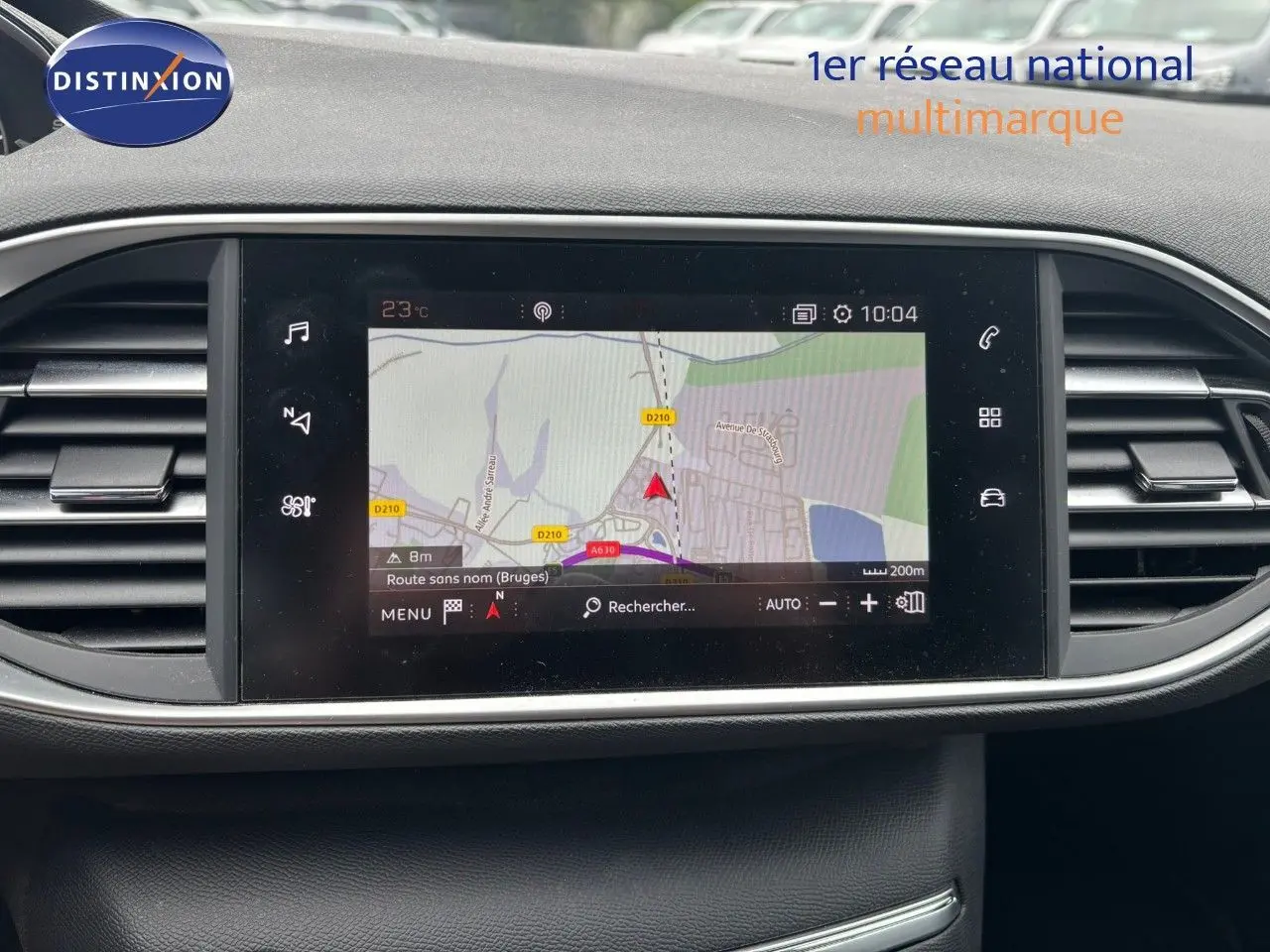 Écran tactile central avec navigation GPS affichée dans l'habitacle d'une Peugeot 308 Bleu Magnetic de 2020.