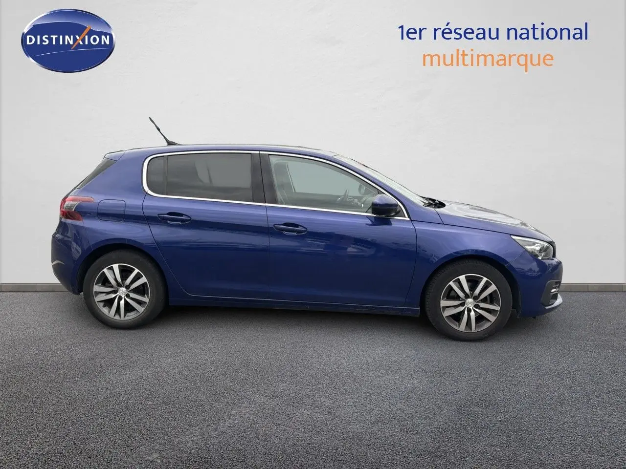 Profil côté gauche d'une Peugeot 308 2020 bleu Magnetic, compacte à cinq portes sur fond neutre.