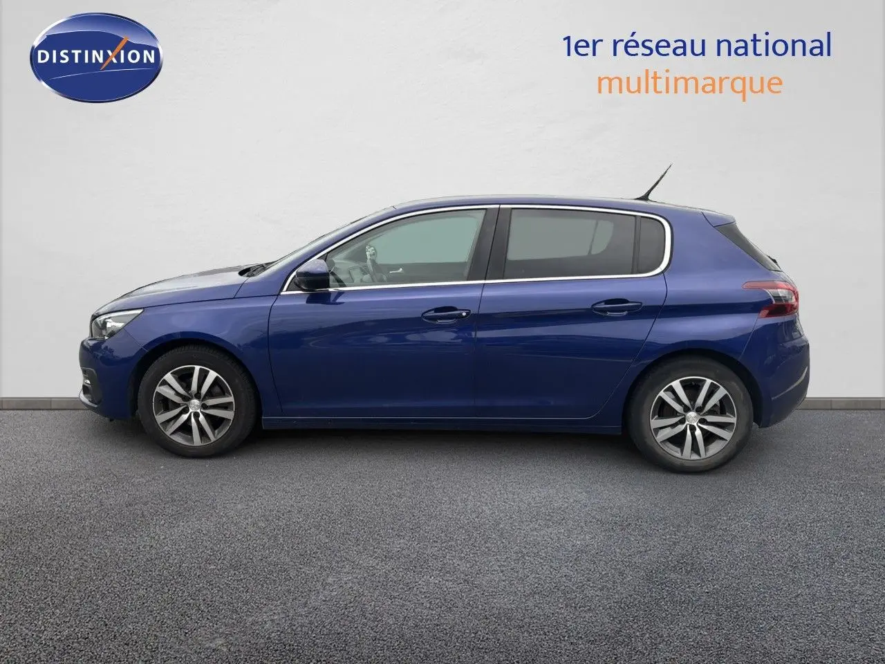Profil côté gauche d'une Peugeot 308 2020 bleu Magnetic, version 1.5 BlueHDI 130 CH ALLURE, sur fond neutre.