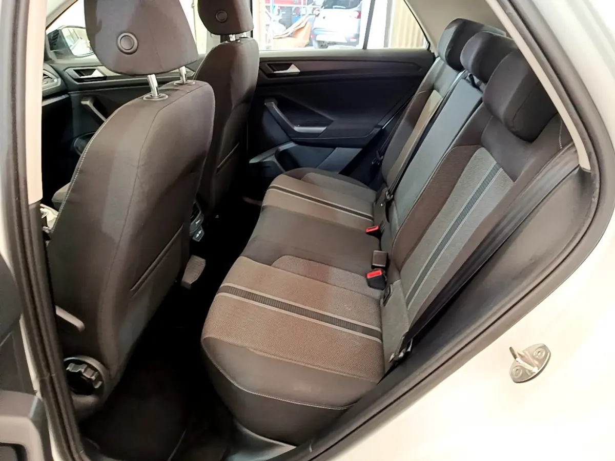 Vue intérieure côté droit montrant la banquette arrière noire et grise du Volkswagen T-Roc blanc 2021.