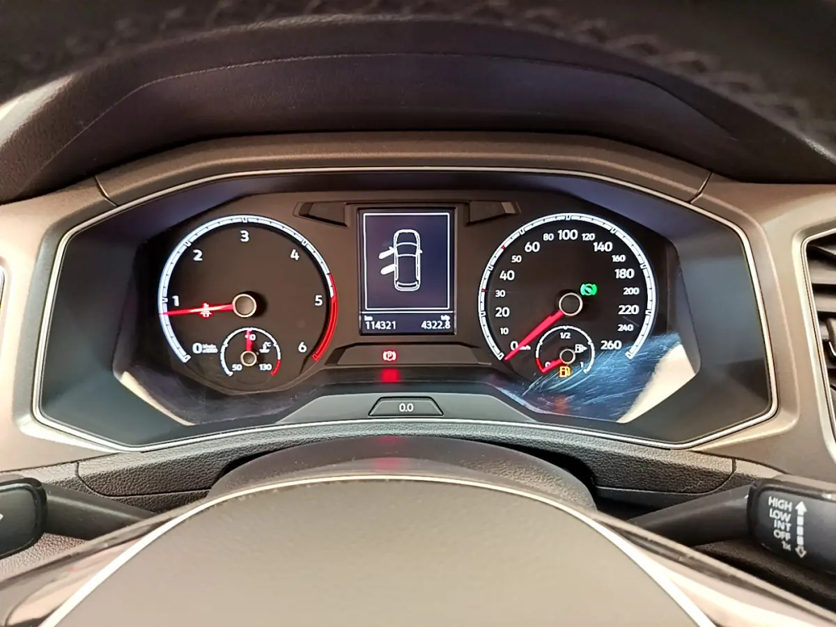 Tableau de bord du Volkswagen T-Roc 2.0 TDI 150 Lounge Business 2021, affichage digital et compteurs analogiques vus de face