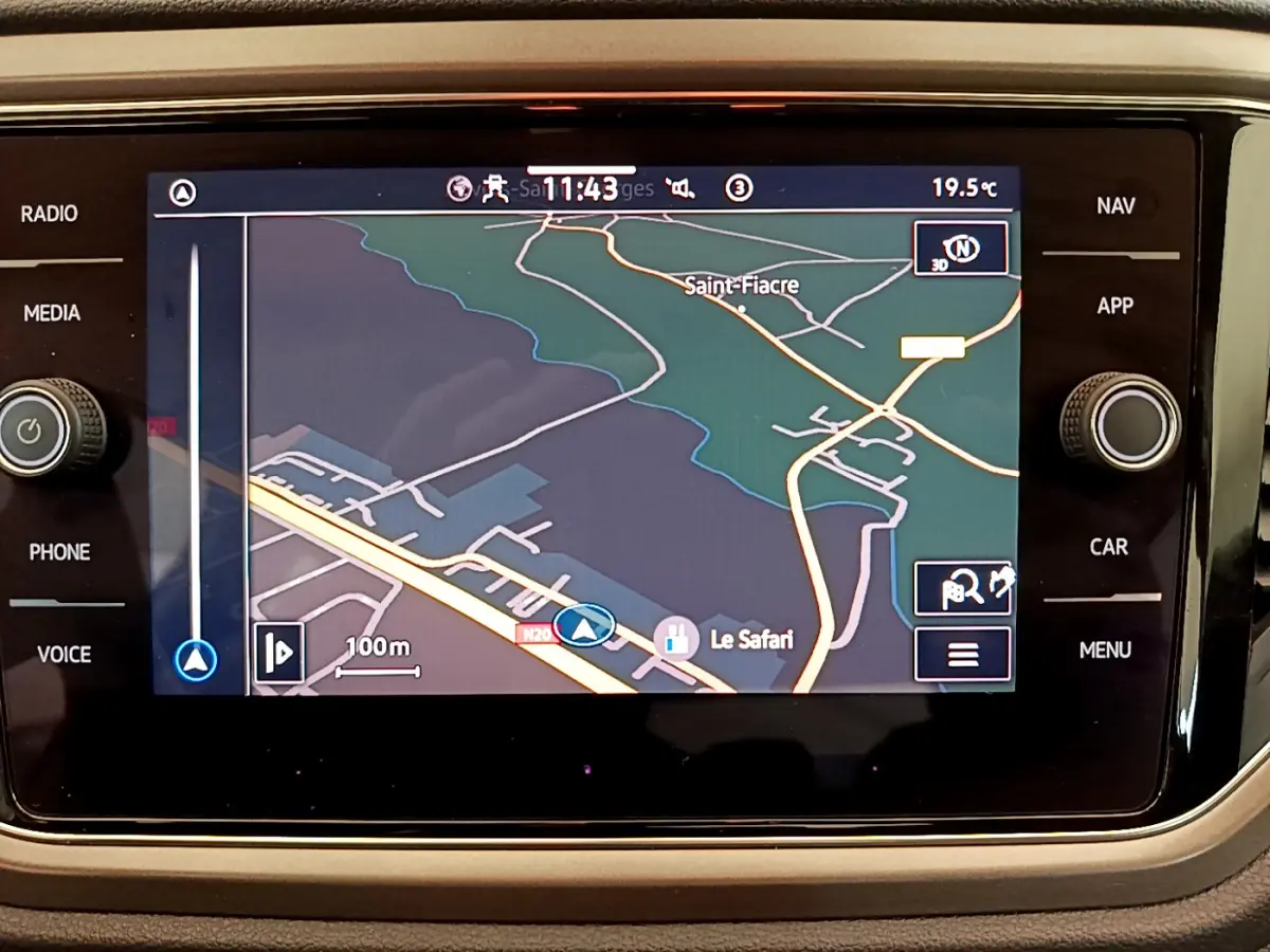 Écran tactile de navigation 8 pouces du Volkswagen T-Roc blanc, affichant une carte en mode 3D.