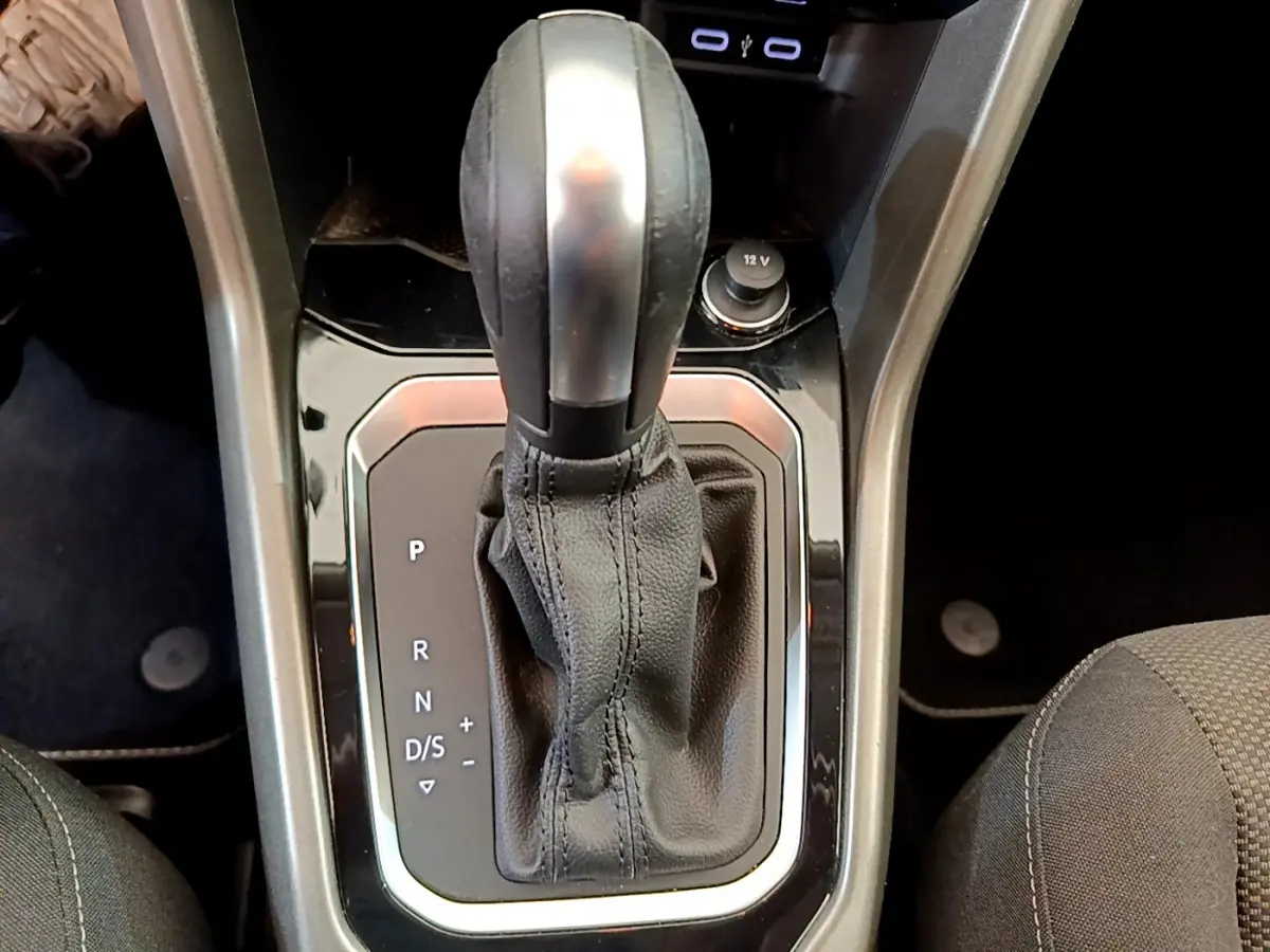 Le levier de vitesses automatique noir du Volkswagen T-Roc 2.0 TDI, vue rapprochée de la console centrale.