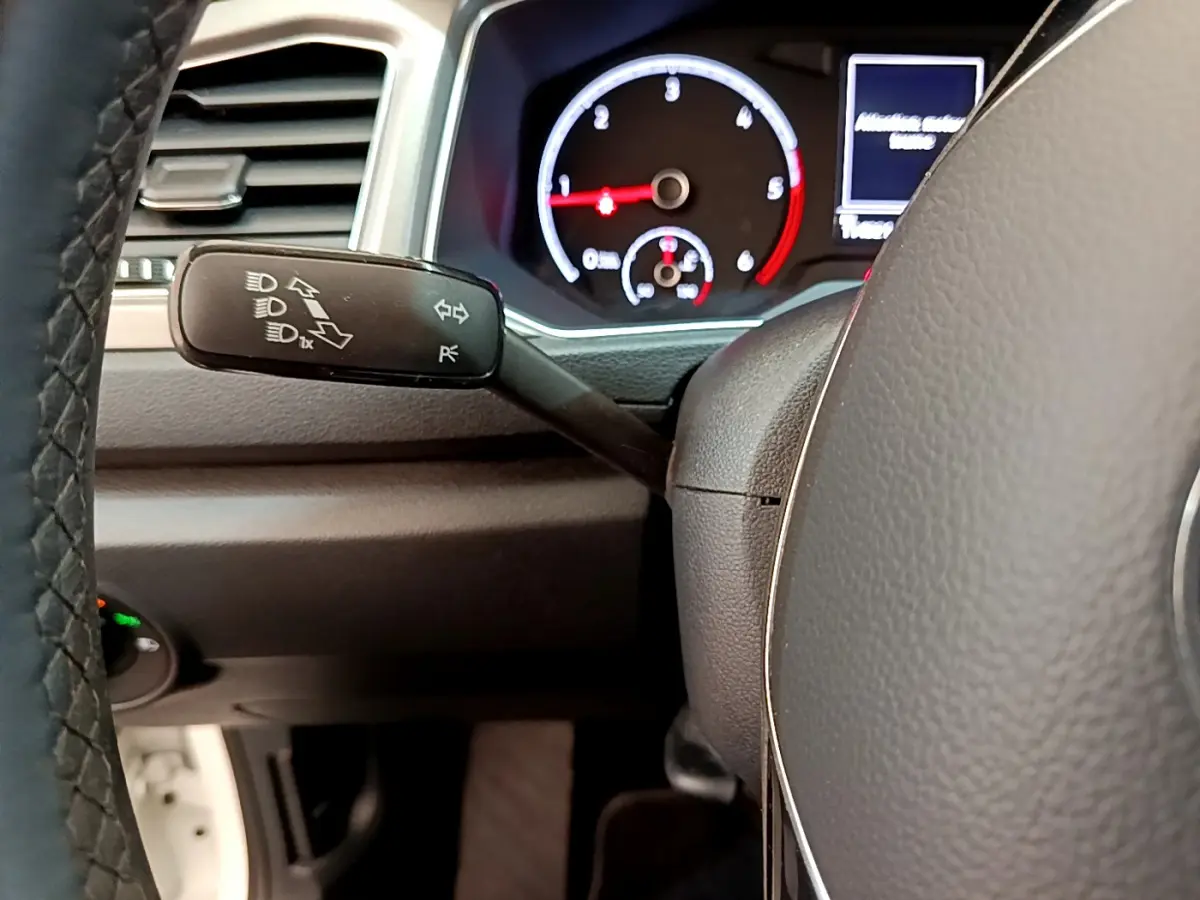 Gros plan sur le volant cuir et le combiné d'instruments numérique du Volkswagen T-Roc blanc, version 2021.