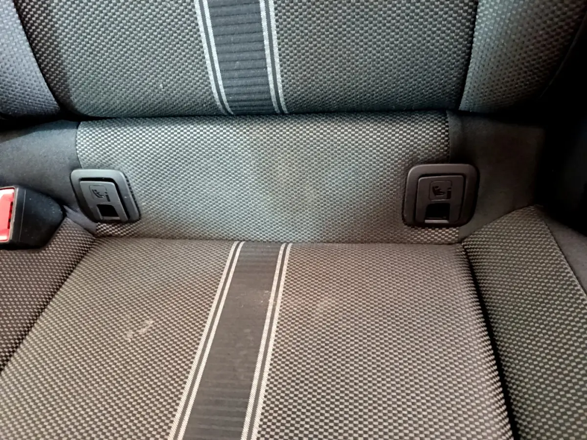 Gros plan sur la banquette arrière grise à motifs avec fixations Isofix du Volkswagen T-Roc 2021.
