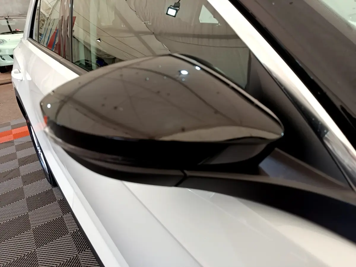 Rétroviseur noir côté conducteur du Volkswagen T-Roc blanc 2.0 TDI 150 LOUNGE BUSINESS DSG7, vue rapprochée.