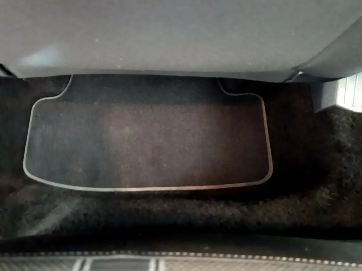 Tapis de sol noir avec surpiqûres claires côté passager avant du Volkswagen T-Roc blanc 2021.