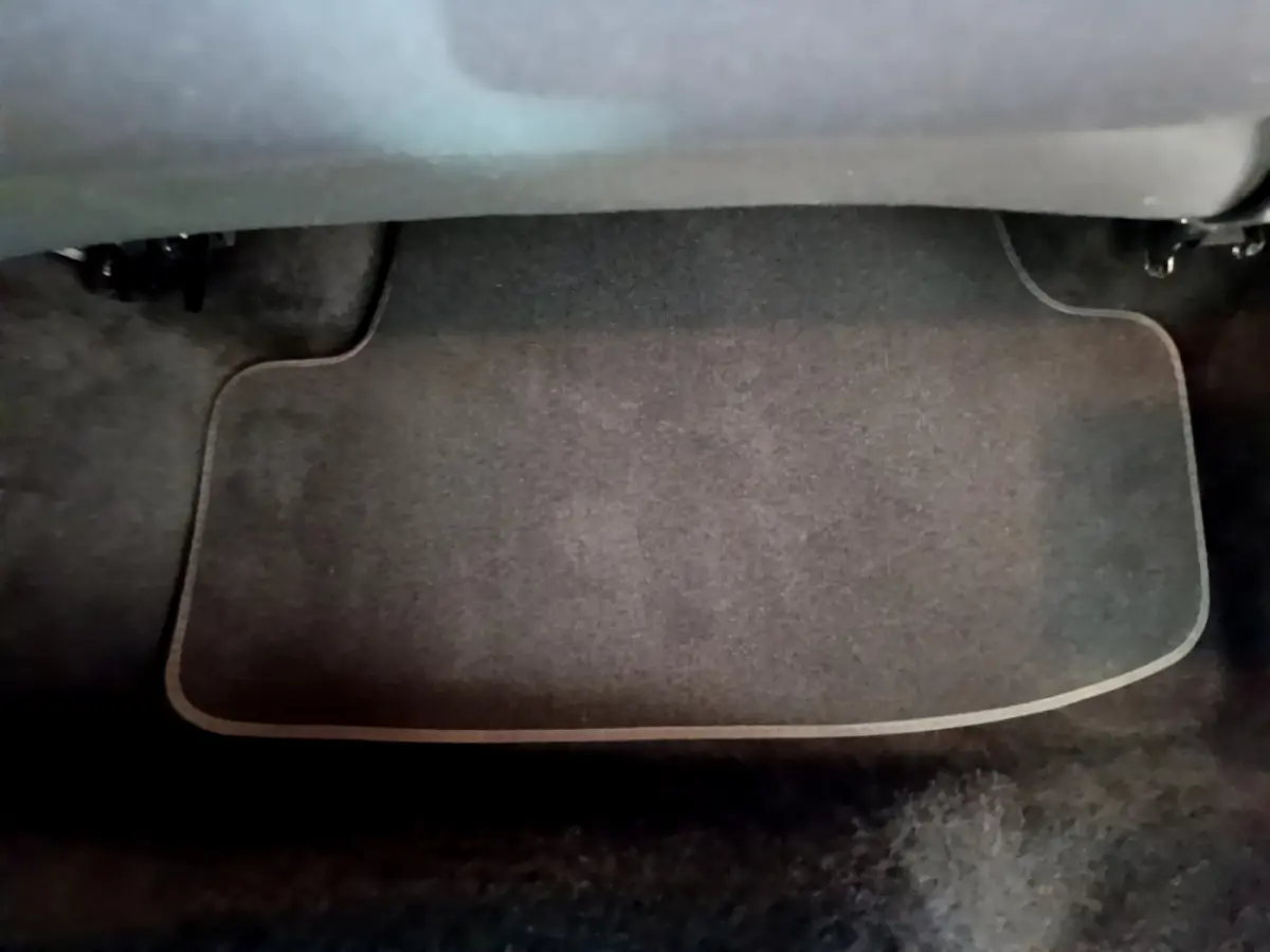 Tapis de sol noir côté conducteur du Volkswagen T-Roc 2.0 TDI 150 Lounge Business 2021.