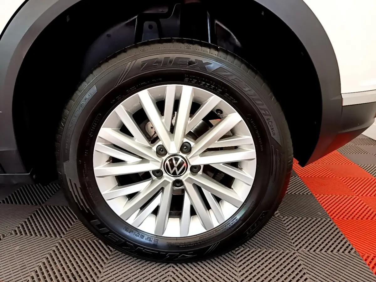 Gros plan sur la roue avant droite blanche du Volkswagen T-Roc 2.0 TDI 150 Lounge Business avec jante alliage multi-branches.