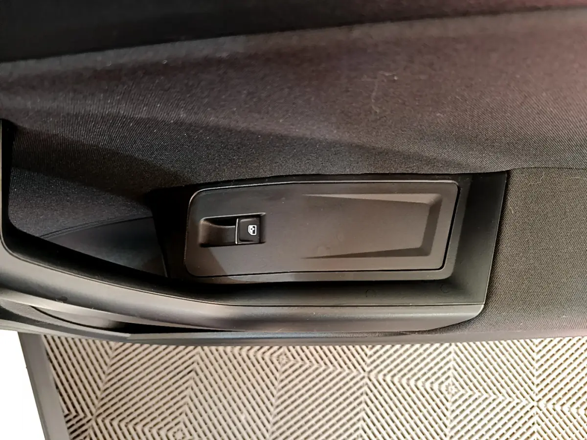 Gros plan sur la commande de verrouillage de porte côté conducteur du Volkswagen T-Roc blanc, version 2021.