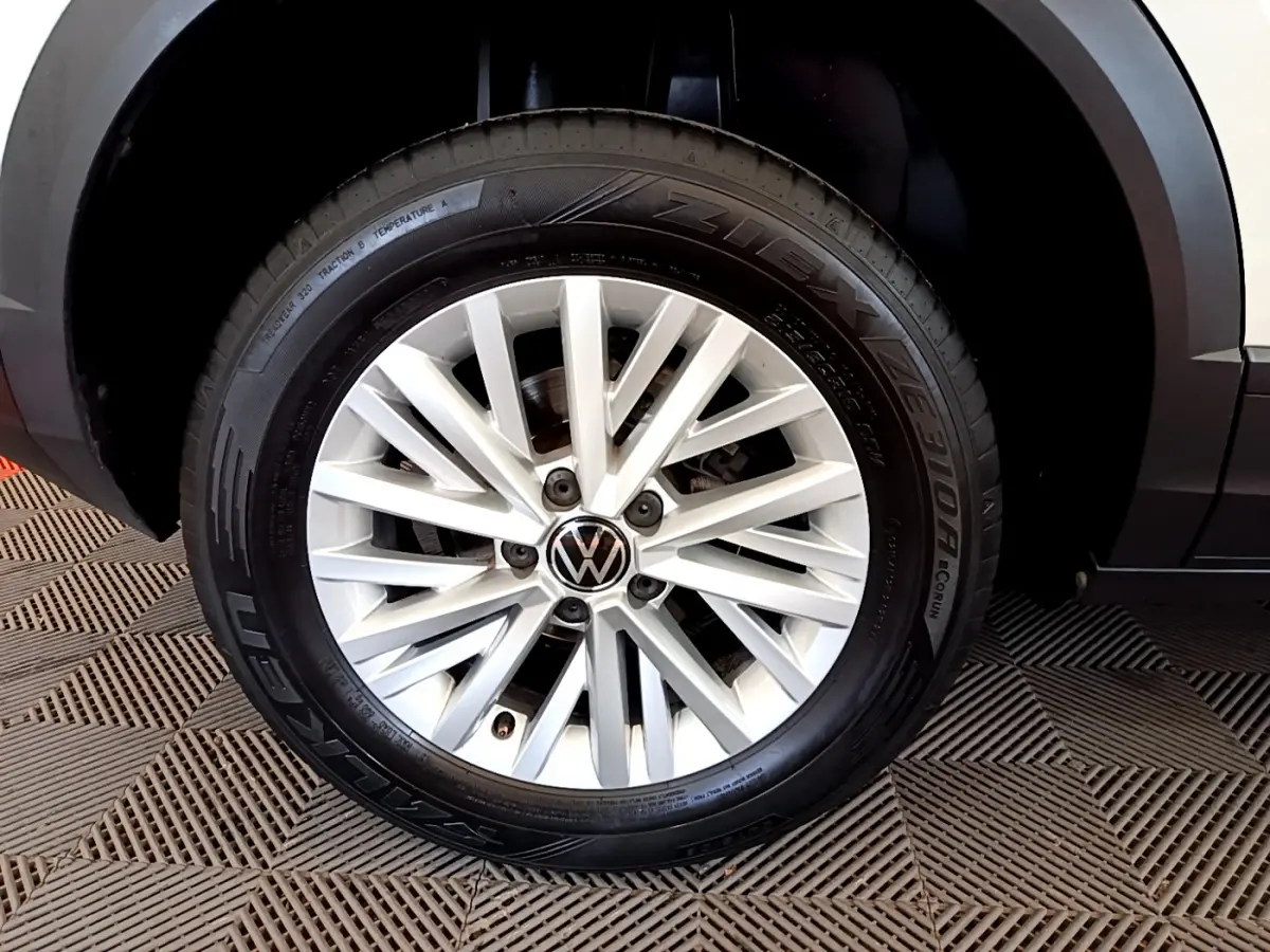 Gros plan sur la roue avant droite blanche du Volkswagen T-Roc 2.0 TDI 150 Lounge Business avec jante alliage multi-branches.