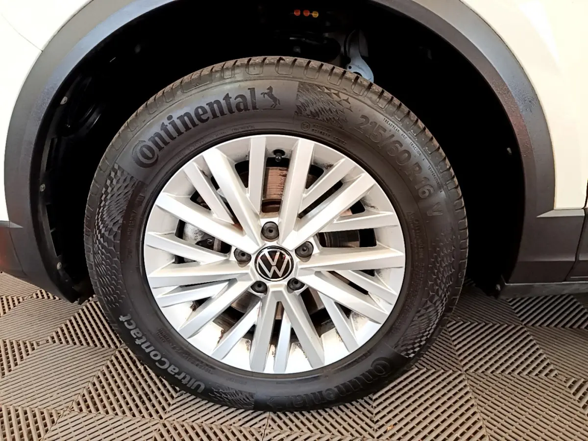 Gros plan sur la roue avant droite blanche d'un Volkswagen T-Roc 2.0 TDI 150 Lounge Business avec jante alliage et pneu Continental.