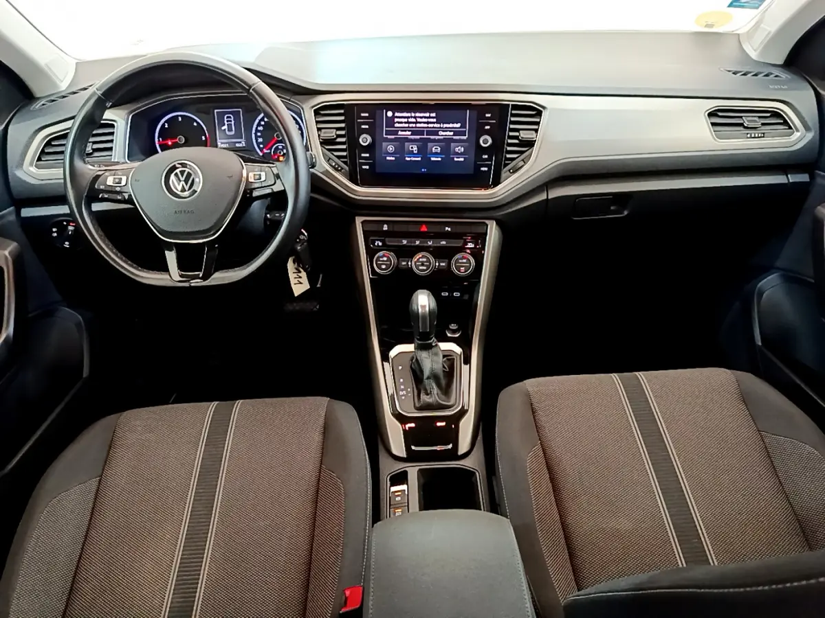 Intérieur du Volkswagen T-Roc 2021, vue frontale sur tableau de bord, volant cuir et écran tactile central.