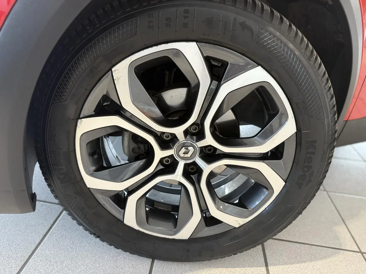 Gros plan sur la jante alliage noire et argentée du Renault Captur rouge foncé 2020 côté avant droit.