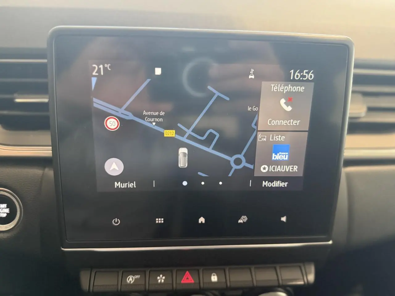 Écran tactile central du tableau de bord du Renault Captur 2020 affichant la navigation et les options téléphone.