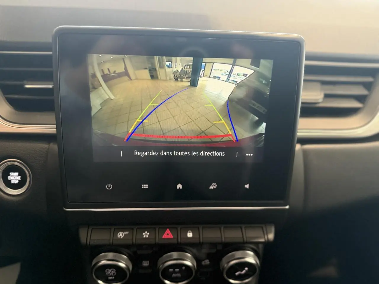 Affichage de la caméra de recul sur l'écran central du tableau de bord du Renault Captur rouge foncé 2020.