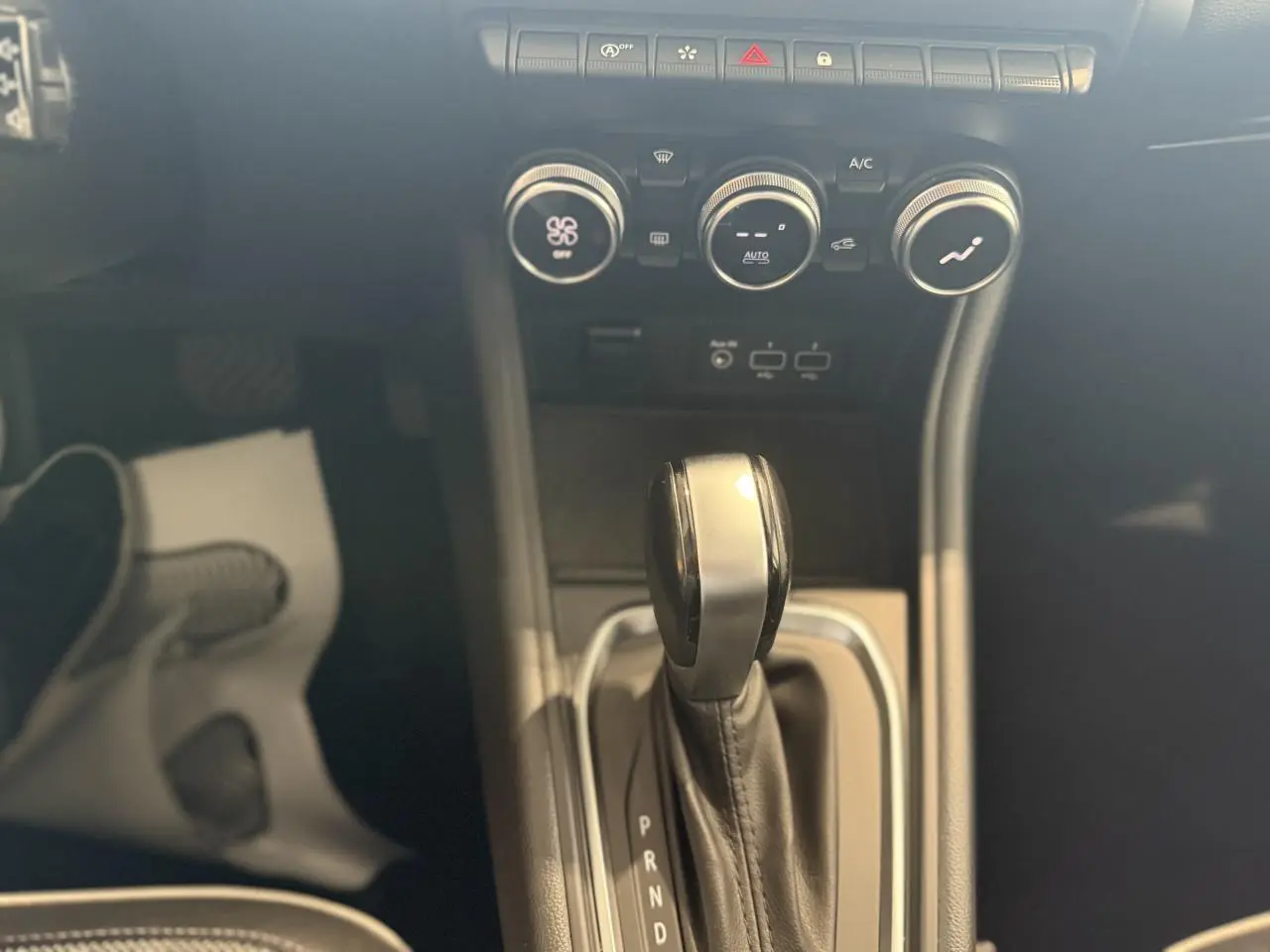 Le levier de vitesse automatique et les commandes de climatisation du Renault Captur 2020 vus de dessus.