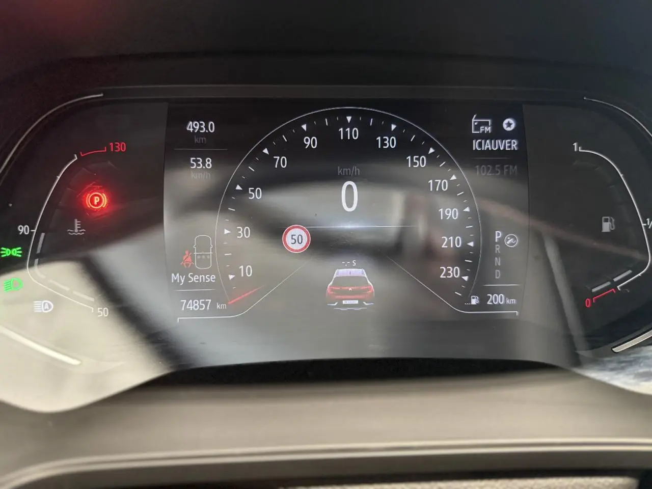 Tableau de bord numérique du Renault Captur 2020 affichant la vitesse, la jauge de carburant et les alertes au repos.